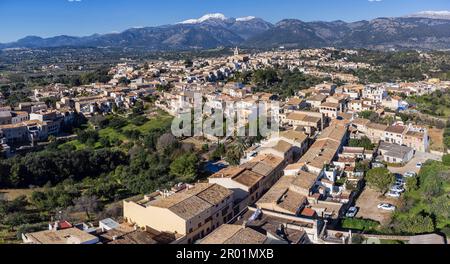 Campanet village avec la Sierra de Tramuntana enneigée en arrière-plan, Majorque, Iles Baléares, Espagne. Banque D'Images