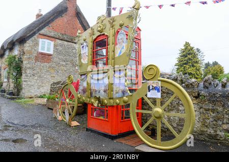 Bradford Abbas, Dorset, Royaume-Uni. 6th mai 2023. Météo Royaume-Uni. Un autocar royal en or construit par des villages à Bradford Abbas à Dorset qui a été construit autour d'une boîte téléphonique rouge désaffectée pour le couronnement du roi Charles III Crédit photo : Graham Hunt/Alamy Live News Banque D'Images