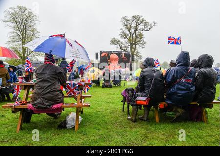 Badminton, Royaume-Uni. 6th mai 2023. Les spectateurs des épreuves de badminton de chevaux présentées par mars Equestrian regardent le Coronation sur les écrans, dans le Parkland de Badminton House dans le village de Badminton à Gloucestershire, Royaume-Uni. Credit: Peter Nixon / Alay Live News Banque D'Images