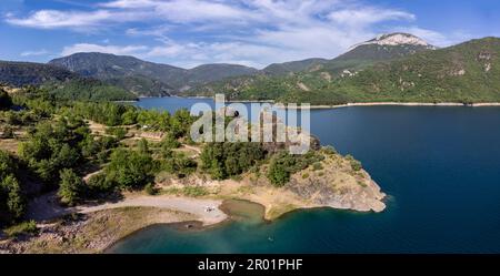 Plage Ermita de Santa Justa ou San Clemente, réservoir d'Escales, Noguera Ribagorzana, Huesca, Espagne. Banque D'Images