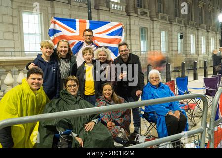 Londres, Royaume-Uni, 5th mai 2023. À la veille du couronnement du roi Charles III, des gens de tous horizons à travers la Grande-bretagne campent le long de la salle blanche pendant la nuit. Credit: Xiu Bao/Alamy Live News Banque D'Images