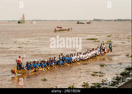 Courses de Longboat au confluent du Mékong et du Tonle SAP, le Festival de l'eau cambodgien. Phnom Penh, Cambodge. © Kraig Lieb Banque D'Images