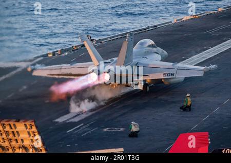 USS Nimitz, eaux internationales. 03 mai 2023. A ÉTATS-UNIS L'avion de chasse à la chasse à la chasse E/A-18G de la Marine des Cougars de l'escadron d'attaque électronique 139, lance depuis le pont de vol du porte-avions de la classe Nimitz USS Nimitz, en cours d'opérations de routine, 3 mai 2023 en mer de Chine méridionale. Crédit : MC2 David Rowe/U.S. Navy photo/Alay Live News Banque D'Images