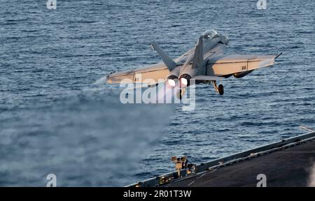 USS Nimitz, eaux internationales. 03 mai 2023. A ÉTATS-UNIS Des chasseurs F/A-18F Super Hornet de la Marine du combat Redcocks of Strike Fighter Squadron 22, sont lancés à partir du pont de vol du porte-avions de la classe Nimitz USS Nimitz, en cours d'exécution d'opérations de routine, 3 mai 2023 en mer de Chine du Sud. Crédit : MC2 David Rowe/U.S. Navy photo/Alay Live News Banque D'Images