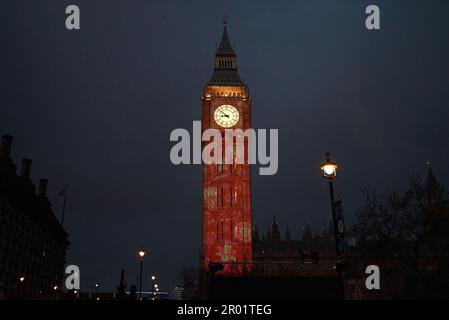 Big Ben s'est allumé devant le couronnement du roi Charles jeudi et restera allumé jusqu'à dimanche. Le monument britannique est illuminé avec des images projetées sur la tour dans le centre de Londres , les images sont un hommage poignant au roi Charles 111 .. Ben Ben a tourné rouge à un point et a été couvert de roses et d'autres fleurs ... Banque D'Images