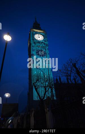 Big Ben s'est allumé devant le couronnement du roi Charles jeudi et restera allumé jusqu'à dimanche. Le monument britannique est illuminé avec des images projetées sur la tour dans le centre de Londres , les images sont un hommage poignant au roi Charles 111 .. Ben Ben a tourné rouge à un point et a été couvert de roses et d'autres fleurs ... Banque D'Images