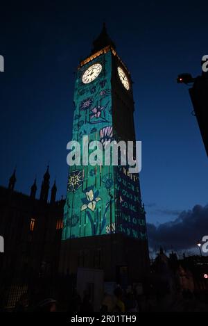 Big Ben s'est allumé devant le couronnement du roi Charles jeudi et restera allumé jusqu'à dimanche. Le monument britannique est illuminé avec des images projetées sur la tour dans le centre de Londres , les images sont un hommage poignant au roi Charles 111 .. Ben Ben a tourné rouge à un point et a été couvert de roses et d'autres fleurs ... Banque D'Images