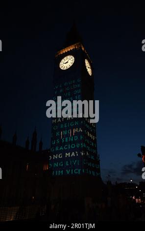 Big Ben s'est allumé devant le couronnement du roi Charles jeudi et restera allumé jusqu'à dimanche. Le monument britannique est illuminé avec des images projetées sur la tour dans le centre de Londres , les images sont un hommage poignant au roi Charles 111 .. Ben Ben a tourné rouge à un point et a été couvert de roses et d'autres fleurs ... Banque D'Images