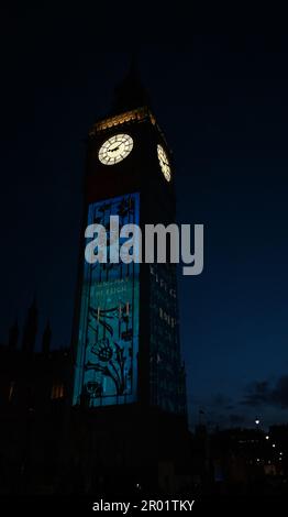 Big Ben s'est allumé devant le couronnement du roi Charles jeudi et restera allumé jusqu'à dimanche. Le monument britannique est illuminé avec des images projetées sur la tour dans le centre de Londres , les images sont un hommage poignant au roi Charles 111 .. Ben Ben a tourné rouge à un point et a été couvert de roses et d'autres fleurs ... Banque D'Images