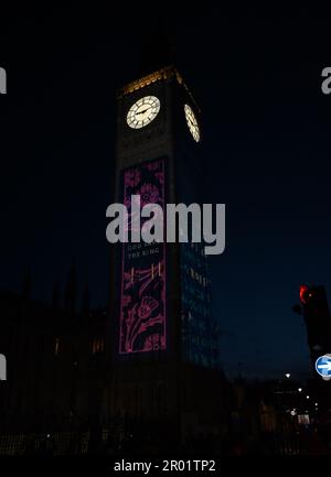 Big Ben s'est allumé devant le couronnement du roi Charles jeudi et restera allumé jusqu'à dimanche. Le monument britannique est illuminé avec des images projetées sur la tour dans le centre de Londres , les images sont un hommage poignant au roi Charles 111 .. Ben Ben a tourné rouge à un point et a été couvert de roses et d'autres fleurs ... Banque D'Images
