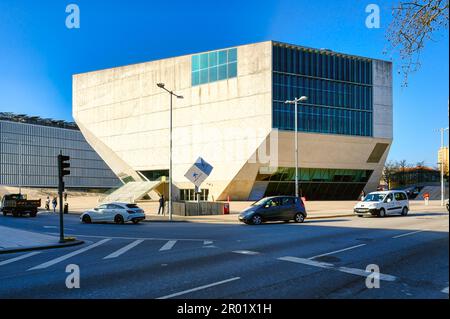 Voitures au volant de la Maison de la musique. Architecture extérieure du célèbre bâtiment et site local. Banque D'Images