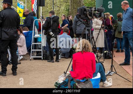 Les foules observant le couronnement du roi Charles lll Banque D'Images