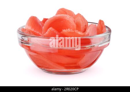 Tranches de gingembre marinées dans un bol en verre isolé sur fond blanc. Banque D'Images