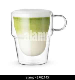 Thé vert Matcha latte dans la tasse en verre isolée sur fond blanc. Banque D'Images