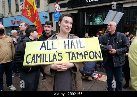 Cardiff, pays de Galles, Royaume-Uni – samedi 6th mai 2023 – tous les Tampon de Hail Camilla - des manifestants anti-monarchistes et pro-républicains protestant dans le centre de Cardiff le jour du couronnement peu après le couronnement du roi Charles III à Londres. Photo Steven May / Alamy Live News Banque D'Images