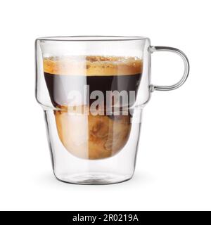 Café au lait dans une tasse en verre transparent isolée sur fond blanc. Banque D'Images