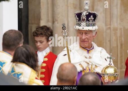 Le roi Charles III, portant la couronne d'État impériale, quitte l'abbaye de Westminster dans le centre de Londres après sa cérémonie de couronnement. Date de la photo: Samedi 6 mai 2023. Banque D'Images