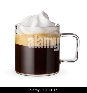 Café viennois. Espresso con panna isolé sur fond blanc. Banque D'Images