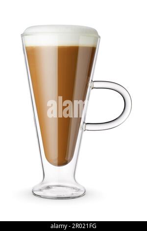 Café latte moussant et boisson lactée dans une tasse en verre transparent isolée sur fond blanc. Banque D'Images