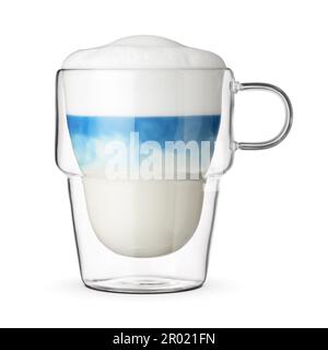 Thé matcha au latte bleu dans la tasse en verre à double paroi isolée sur fond blanc. Banque D'Images