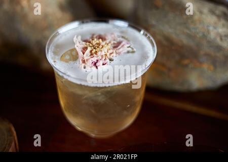 thé glacé à la rose en verre. Boisson fraîche ou cocktail d'été Banque D'Images
