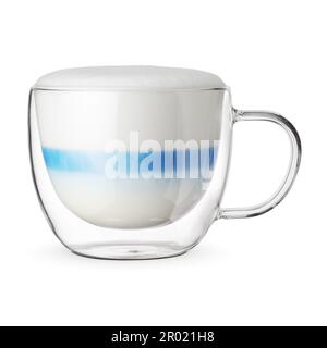 Thé matcha latte bleu dans la tasse à double paroi isolée sur fond blanc. Banque D'Images