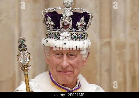 Le roi Charles III, portant la couronne d'État impériale, quitte l'abbaye de Westminster dans le centre de Londres après sa cérémonie de couronnement. Date de la photo: Samedi 6 mai 2023. Banque D'Images