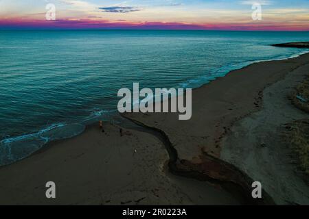 Une vue aérienne du coucher de soleil sur le détroit de Northumberland à Cap Lumiere, Nouveau-Brunswick, Canada Banque D'Images