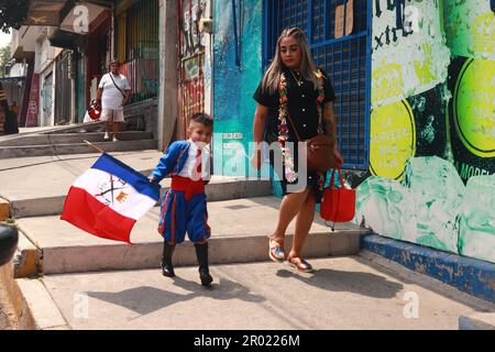 05 mai 2023 à Mexico, Mexique : les habitants du quartier de Peñon de los Baños, participent au défilé de 93th pour commémorer la bataille de Puebla sur 5 mai 1862, qui a été déclarée patrimoine culturel immatériel par l'Organisation des Nations Unies pour l'éducation, la science et la culture (UNESCO). Sur 5 mai 2023 à Mexico, Mexique. (Photo de Carlos Santiago/Eyepix Group/Sipa USA) Banque D'Images