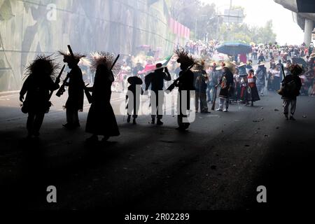 05 mai 2023 à Mexico, Mexique : les habitants du quartier de Peñon de los Baños, participent au défilé de 93th pour commémorer la bataille de Puebla sur 5 mai 1862, qui a été déclarée patrimoine culturel immatériel par l'Organisation des Nations Unies pour l'éducation, la science et la culture (UNESCO). Sur 5 mai 2023 à Mexico, Mexique. (Photo de Carlos Santiago/Eyepix Group/Sipa USA) Banque D'Images