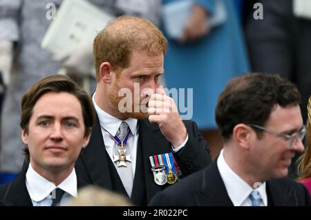 (De gauche à droite) Edoardo Mapelli Mozzi, le duc de Sussex et Jack Brooksbank quittent Westminster Abbey, Londres, après le couronnement du roi Charles III et de la reine Camilla. Date de la photo: Samedi 6 mai 2023. Banque D'Images