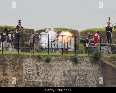 Chatham, Kent, Royaume-Uni. 6th mai 2023. Kings Coronation: Fort Amherst à Chatham, Kent a tenu une Salute royale de 21 canons à 12 heures pour marquer l'occasion historique du Roi de Coronation Charles III Fort Amherst a une tradition de tirer des salutes cérémonielles datant de 1756. Crédit : James Bell/Alay Live News Banque D'Images