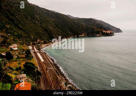 Gare de Corniglia sur la ligne de chemin de fer Gênes-Pise à Cinque Terre, Italie. Banque D'Images