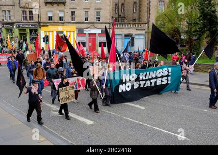 Édimbourg, Écosse, Royaume-Uni. 6th mai 2023. La marche annuelle du jour de mai d'Édimbourg et de Lothians commence à Johnston Terrace en vue du château d'Édimbourg, puis descend le Royal Mile jusqu'à la Plealance où il y a un rallye, de la musique et des stands. Marche menée par la Stockbridge Pipe Band. Célébration de la journée internationale des travailleurs. Abolir les drapeaux de la monarchie le jour du couronnement, vu à la Pléasance. Crédit : Craig Brown/Alay Live News Banque D'Images