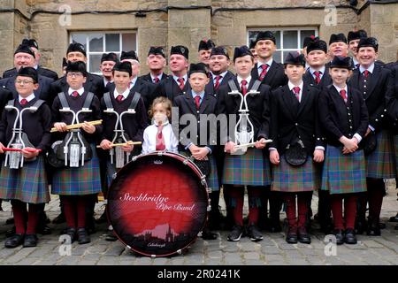 Édimbourg, Écosse, Royaume-Uni. 6th mai 2023. La marche annuelle du jour de mai d'Édimbourg et de Lothians commence à Johnston Terrace en vue du château d'Édimbourg, puis descend le Royal Mile jusqu'à la Plealance où il y a un rallye, de la musique et des stands. Marche menée par la Stockbridge Pipe Band vu ici à la Plealance. Crédit : Craig Brown/Alay Live News Banque D'Images