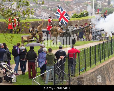 Chatham, Kent, Royaume-Uni. 6th mai 2023. Météo au Royaume-Uni : pluie à Chatham, Kent pour un hommage de 21 canons à fort Amherst pour marquer le couronnement du roi Charles III Fort Amherst a une tradition de tirer des salutes cérémonielles datant de 1756. Crédit : James Bell/Alay Live News Banque D'Images