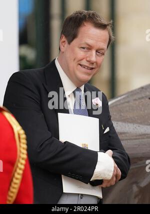 Tom Parker Bowles quitte l'abbaye de Westminster dans le centre de Londres après le couronnement du roi Charles III et de la reine Camilla. Date de la photo: Samedi 6 mai 2023. Banque D'Images