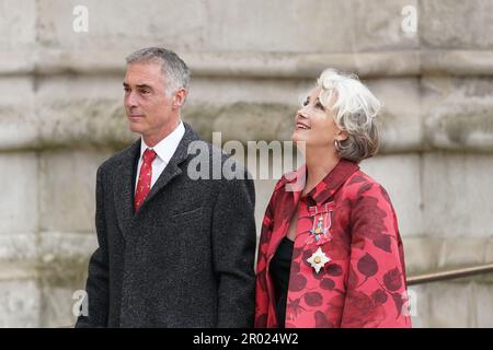 Dame Emma Thompson et Greg Wise quittent l'abbaye de Westminster après la cérémonie de couronnement du roi Charles III et de la reine Camilla dans le centre de Londres. Date de la photo: Samedi 6 mai 2023. Banque D'Images