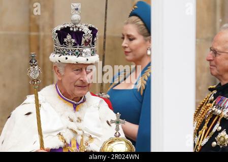 Le roi Charles III, portant la couronne d'État impériale, quitte l'abbaye de Westminster dans le centre de Londres après sa cérémonie de couronnement. Date de la photo: Samedi 6 mai 2023. Banque D'Images