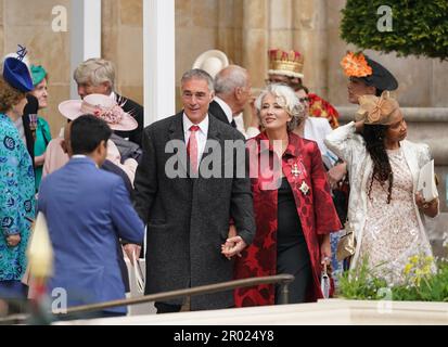 Dame Emma Thompson et Greg Wise (au centre) quittent l'abbaye de Westminster après la cérémonie de couronnement du roi Charles III et de la reine Camilla dans le centre de Londres. Date de la photo: Samedi 6 mai 2023. Banque D'Images