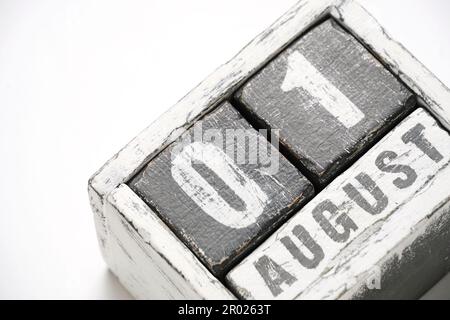 01 août, calendrier en bois avec des cubes sur fond blanc. Jour de la Confédération Banque D'Images