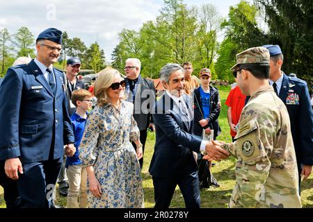 L'ambassadeur des États-Unis en République tchèque Bijan Sabet, avec son épouse, assiste au Festival de la liberté de quatre jours, la plus grande célébration de la fin de la Seconde Guerre mondiale en République tchèque. Des dizaines de milliers de personnes de la République tchèque et de l'étranger viennent chaque année à Plzen pour les célébrations du mois de mai, République tchèque, 6 mai 2023. (Photo CTK/Miroslav Chaloupka) Banque D'Images