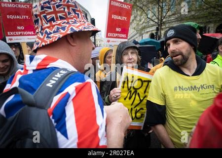 Londres, Royaume-Uni. 06th mai 2023. Un homme affronte un groupe de manifestants pendant le couronnement. Groupe anti-monarchiste la République a manifesté pendant le couronnement du roi Charles III La manifestation pas mon roi s'est déroulée malgré l'émission d'avertissements par le Home Office au sujet de ses nouveaux pouvoirs par rapport au projet de loi du PCSC adopté l'an dernier. Credit: Andy Barton/Alay Live News Banque D'Images