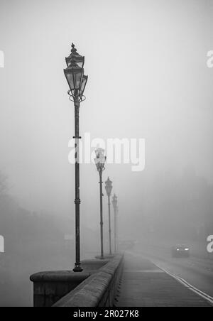 Les lampes à gaz dans le brouillard, Pont du Don, Aberdeen Banque D'Images