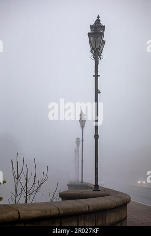 Les lampes à gaz dans le brouillard, Pont du Don, Aberdeen Banque D'Images