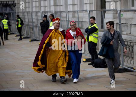 Les fans royaux sont vus vêtus de roi et portant un masque de prince de Wale William tout en attendant que le roi soit Charles de passer par Whitehall sur son chemin vers le couronnement qui a lieu à l'abbaye de Westminster. Charles a accédé au trône le 8 septembre 2022, à la mort de sa mère, sa Reine Elizabeth II Le couronnement du roi Charles III a lieu environ 6 mois plus tard, le 6th mai 2023. Banque D'Images