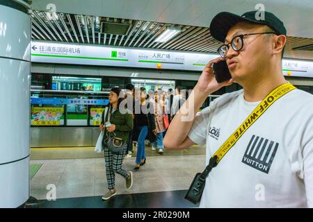 Shanghai, Chine, métro souterrain bondé train, à l'intérieur, touristes chinois, dans les transports publics, touristes utilisant un téléphone intelligent, shanghai vie quotidienne moderne Banque D'Images