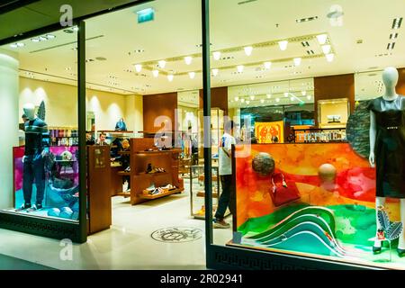 Roissy, France, Aéroport International Charles-de-Gaulle, People Shopping Inside, boutiques de luxe, Gucci, Shop Front, duty free paris Banque D'Images