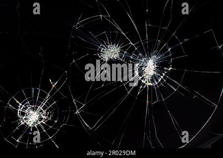 Traces de bosses et de fissures sur un écran LCD cassé, un moniteur d'ordinateur ou un téléviseur Banque D'Images