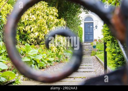 Cours de façade ornementaux entourés de murs le long de la rivière Lee dans la province de Cork Munster en Irlande en Europe Banque D'Images